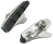 Par svarta och silverfärgade cykelbromsbelägg med metallfästen och monteringsbultar. Räfflad gummiyta för förbättrad bromsverkan och vattenavledning, passar racercyklar.