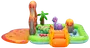Oppustelig legebassin med dinosaurtema, vulkanslide, palmetræ, farverige dinosaurer og bolde. Flere legezoner og stærkt plastikmateriale, ideel til børn.