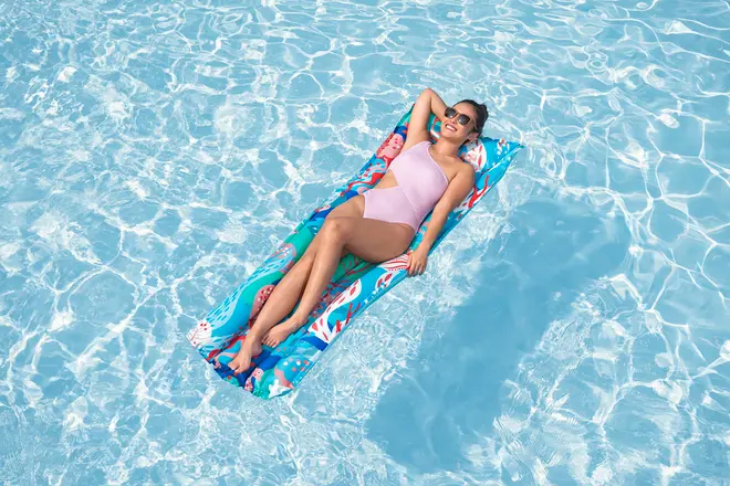 Färgglad uppblåsbar poolmadrass med havstema, rektangulär form, passar vuxen. Tillverkad av slitstark vinyl, lätt, enkel att blåsa upp och tömma, perfekt för avkoppling.