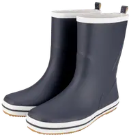 Et par mørkeblå gummistøvler med hvid kant, mellemhøjt skaft, skridsikre såler og strop bagpå for nem påtagning. Vandtætte og velegnede til regnvejr.