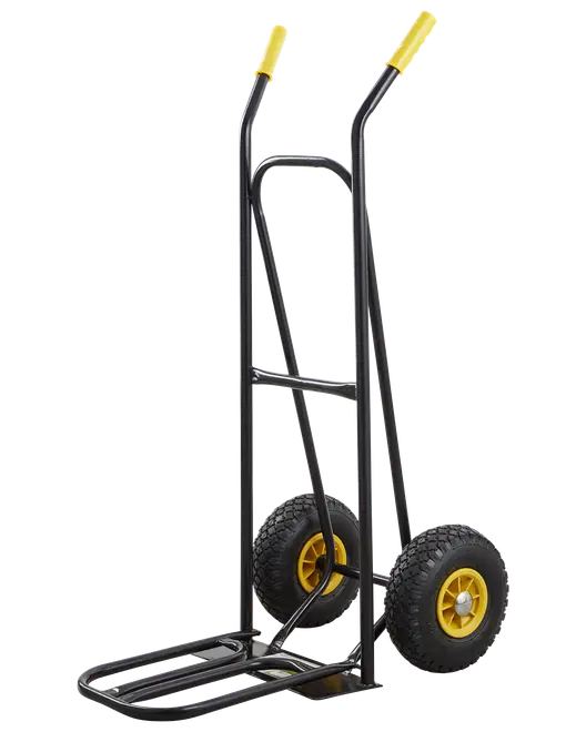 Robust pirra med svart stålram, bred lastplatta, två stora luftfyllda hjul med gula nav och gula handtag för enkel transport av tunga föremål.