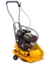 Gul pladevibrator med sort Loncin 196cc benzinmotor, robust metalhåndtag og transporthjul. Velegnet til komprimering af jord, grus eller asfalt ved bygge- og anlægsarbejde.