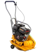 Gul pladevibrator med sort Loncin 196cc benzinmotor, robust metalhåndtag og transporthjul. Velegnet til komprimering af jord, grus eller asfalt ved bygge- og anlægsarbejde.