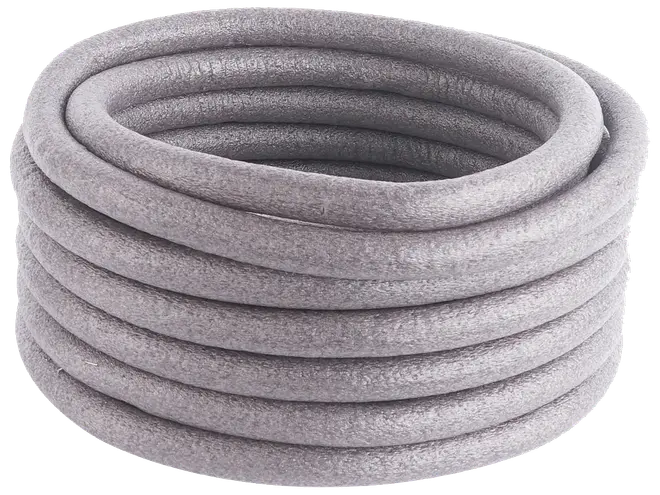 Grå skumfugepind, rullet sammen, bruges til at fylde huller og samlinger i byggeri. Fleksibel, let og komprimerbar, egnet til fugning og tætning. Fås i flere størrelser.