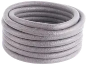 Grå skumfugepind, rullet sammen, bruges til at fylde huller og samlinger i byggeri. Fleksibel, let og komprimerbar, egnet til fugning og tætning. Fås i flere størrelser.