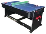 Multispilsbord med blå bordtennisplade, grøn net, bat og bolde. Sidelagring til airhockey-strikere og køer. Sort stel med solide ben og tilbehørsholdere.