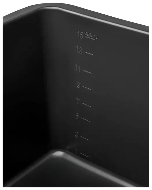 Nærbillede af sort beholder med indvendige gallon-mærker op til 15 gallons, afrundede hjørner og glat, slidstærk plastoverflade.