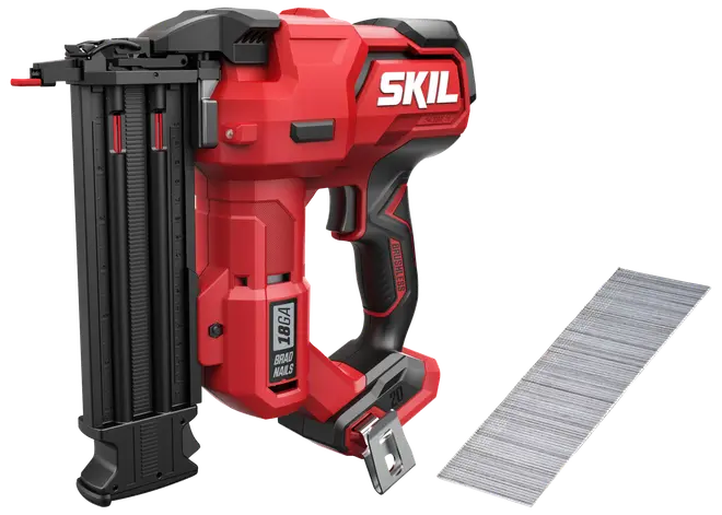 Rød og sort SKIL batteridrevet dykkertpistol med langt magasin og synlig dykkertliste.