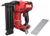 Rød og sort SKIL batteridrevet dykkertpistol med langt magasin og synlig dykkertliste.