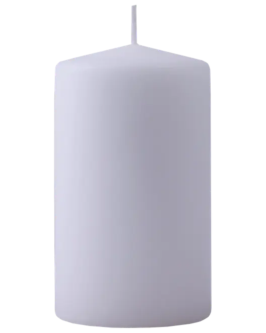 Hvid bloklys med glat, cylindrisk form, flad bund og enkelt, centreret væge. Uparfumeret, velegnet til dekoration eller stemningsbelysning i hjemmet eller til begivenheder.