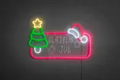 Neonskilt med et grønt juletræ, gul stjerne, rød nissehue og teksten 'GLÆDELIG JUL' i pink, omgivet af en pink rektangulær ramme. Festlig juledekoration.