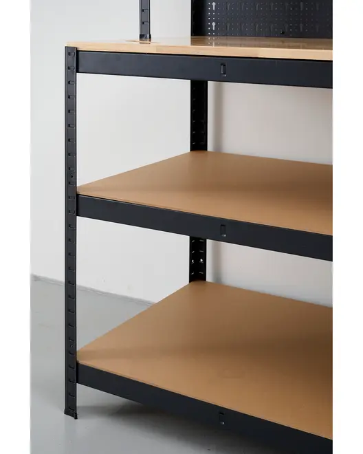 Solid reol med tre brune træhylder og sort metalramme, ideel til garage eller værksted. Justerbare hylder giver fleksibel opbevaring af værktøj eller materialer.