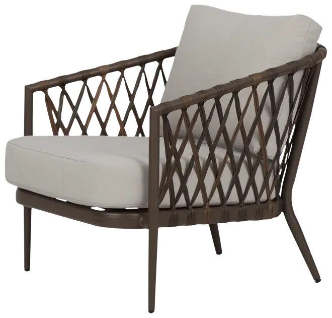 Moderne lænestol med mørkebrun fletstel, skrå ben og tykke, lyse beige sæde- og ryghynder. Åbent gitterdesign på sider og ryg. Velegnet til inde- eller udendørs brug.