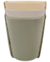 Sæt med tre stabelbare plastikkopper i pastelgrøn, hvid og beige. Hver kop har glat, let rillet yderside og afrundet kant, velegnet til daglig brug.