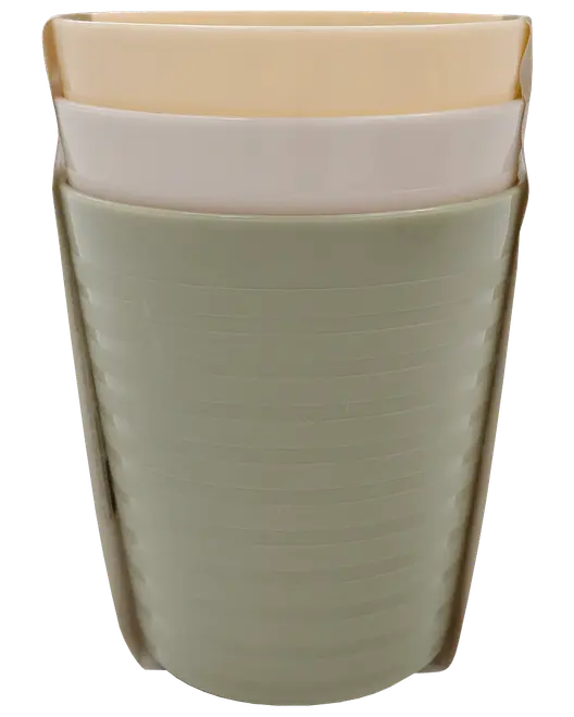 Sæt med tre stabelbare plastikkopper i pastelgrøn, hvid og beige. Hver kop har glat, let rillet yderside og afrundet kant, velegnet til daglig brug.