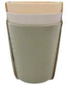Sæt med tre stabelbare plastikkopper i pastelgrøn, hvid og beige. Hver kop har glat, let rillet yderside og afrundet kant, velegnet til daglig brug.