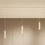 Minimalistisk pendellampe med tre slanke, cylindriske hvide vedhæng, der hænger fra en hvid loftsskinne. Perfekt til moderne indretning og giver fokuseret, elegant belysning.