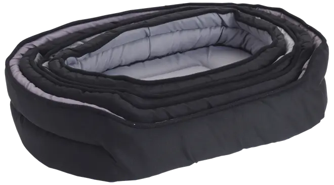 Set med fyra ovala, mjuka husdjursbäddar i svart och grå, staplade i varandra. Varje bädd har vadderade kanter och en mjuk botten för komfort.