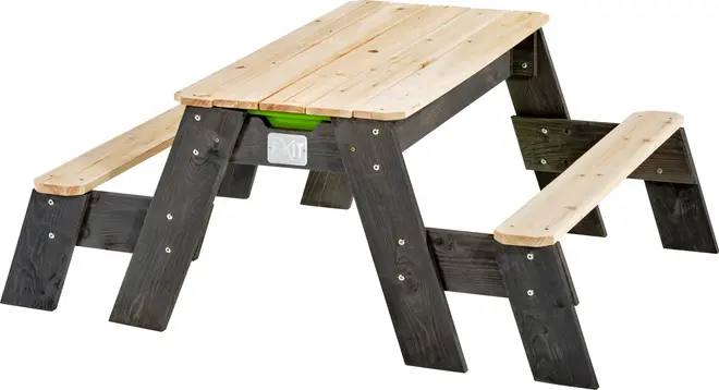 Børnebord med fastmonterede bænke, lavet af natur- og mørkbejdset træ. Solid konstruktion med skrå ben, velegnet til udendørs brug. Plads til fire børn.