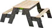 Børnebord med fastmonterede bænke, lavet af natur- og mørkbejdset træ. Solid konstruktion med skrå ben, velegnet til udendørs brug. Plads til fire børn.
