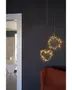 Hængende LED-lysdekorationer formet som hjerte og cirkel, lavet af tråd med varme hvide lyskæder. Moderne, minimalistisk design til boligindretning.