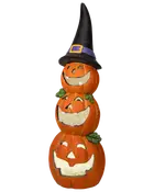 Stablet Halloween-dekoration med tre udskårne græskaransigter, alle smilende. Øverste græskar har en sort heksehat med lilla bånd og gul spænde. Fremstillet i holdbart materiale.