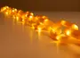Oplyst plastikkæde med varme gule LED-lys i hvert led, hvilket giver en glødende dekorativ effekt. Velegnet til indendørs eller udendørs brug som festbelysning.