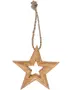 Stjerneformet ornament i træ med udskåret midte, naturfinish og rustik snor til ophængning. Perfekt til jule- eller boligdekoration. Ca. 10 cm bred.