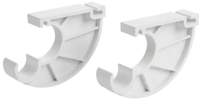 Par vita plastklämmor för rör med halvcirkelform, förstärkningsribbor och monteringsspår upptill. Passar för att fästa rör mot vägg i VVS-installationer.