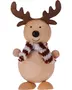 Trärenfigur av ren med stora horn, svart nos, leende ansikte och rödvit stickad halsduk. Dekorativ julprydnad med enkel och charmig design.