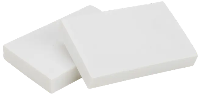 Två vita, rektangulära rengöringssvampar med släta ytor. Perfekta för att ta bort fläckar och smuts på olika ytor. Lätta och enkla att använda.