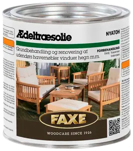 Faxe Nyatoh ædeltræsolie til udendørs havemøbler, vinduer og hegn. Metal dåse med produktinformation, billede af træmøbler, egnet til grundbehandling og renovering. 1 liter.