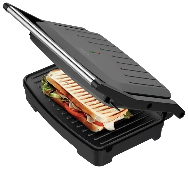 Elektrisk paninigrill med non-stick grillplader, sort ydre og rustfrit stålhåndtag. Flydende hængsel. Viser sandwich med grøntsager og ost. Kompakt design til hjemmebrug.
