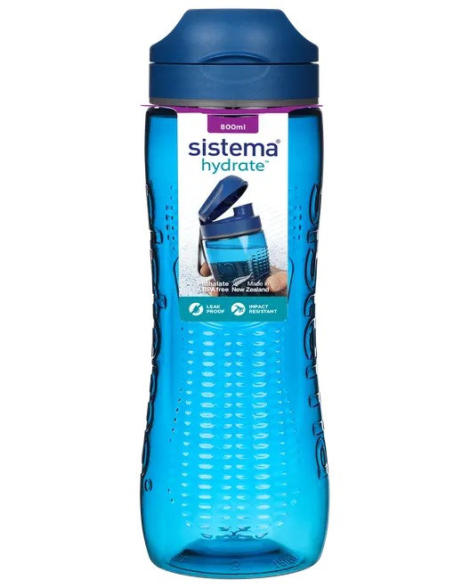 Blå 800 ml Sistema Hydrate drikkedunk med flip-låg, tekstureret greb og lækagesikker, slagfast konstruktion. Fremstillet af BPA-fri plast, ideel til daglig hydrering.