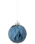 Blå julekugle med geometrisk diamantmønster, blank overflade og sølvfarvet top. Leveres med sølvfarvet snor til ophængning på juletræ eller dekoration.