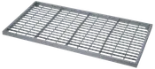 Rektangulært metalgulvgitter med flere rækker aflange åbninger til dræning. Holdbart, korrosionsbestandigt, egnet til industrielt eller kommercielt brug på gangarealer eller afløbssystemer.