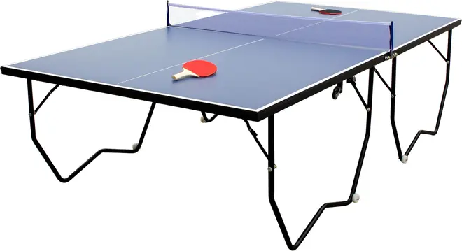 Blå bordtennisbord med sorte foldbare ben, hvide kantlinjer, net og to røde bats. Velegnet til indendørs brug, nem at samle og opbevare.