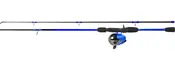 Blå og sort baitcasting fiskestang med monteret hjul, delt greb og flere lineførere, vist vandret på hvid baggrund.