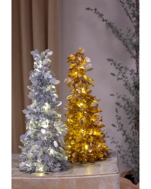 Sæt med to dekorative juletræer til bordet, et sølv og et guld, med metalliske kristtornblade og indbyggede varme hvide LED-lys, der giver en festlig stemning.