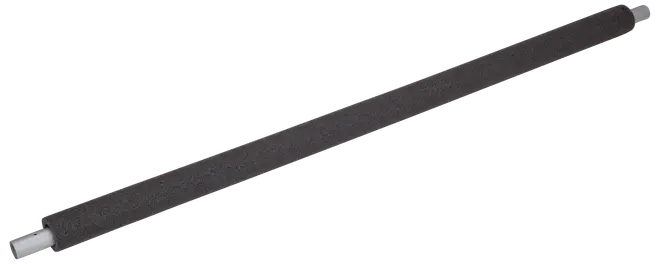 Sort skumrørisolering, cylindrisk form, åben i begge ender, designet til at passe omkring rør for termisk isolering og beskyttelse mod kondens og varmetab.