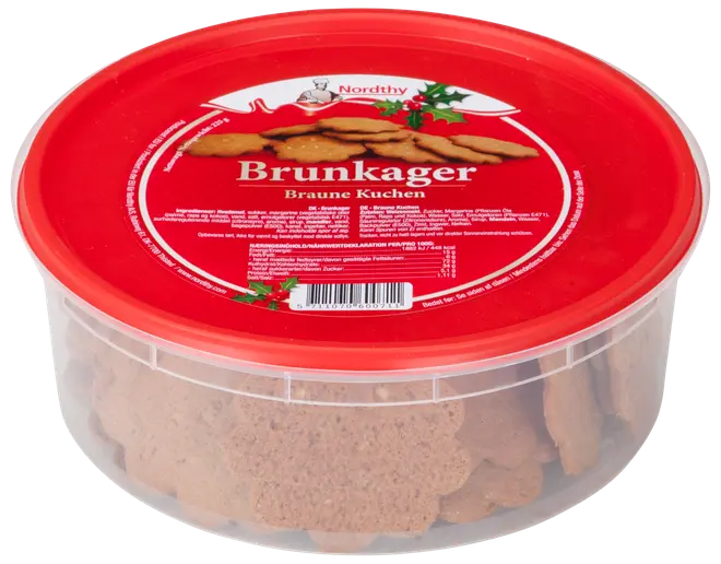 Rund plastbøtte med rød låg indeholder brunkager. Gennemsigtige sider viser stablede småkager. Festligt mærkat med kristtorn og produktinformation på toppen.