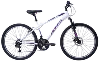 Vit och lila mountainbike med framdämpning, 18-växlad växelsystem, grova däck och justerbar sadel. Passar för terrängcykling. Märket 'Huffy' på ramen.