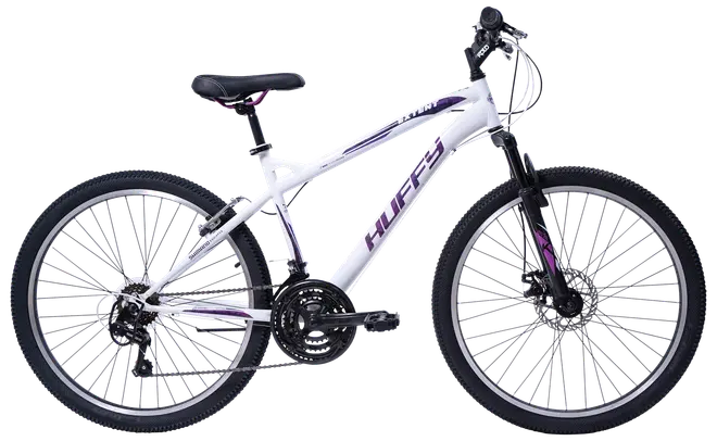 Vit och lila mountainbike med framdämpning, 18-växlad växelsystem, grova däck och justerbar sadel. Passar för terrängcykling. Märket 'Huffy' på ramen.