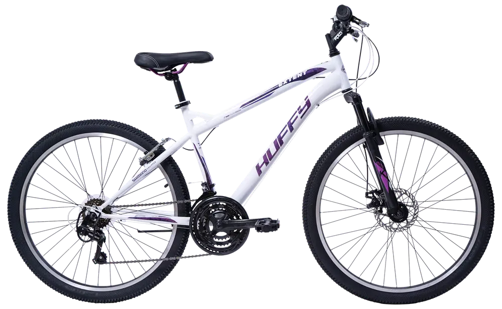 Vit och lila mountainbike med framdämpning, 18-växlad växelsystem, grova däck och justerbar sadel. Passar för terrängcykling. Märket 'Huffy' på ramen.