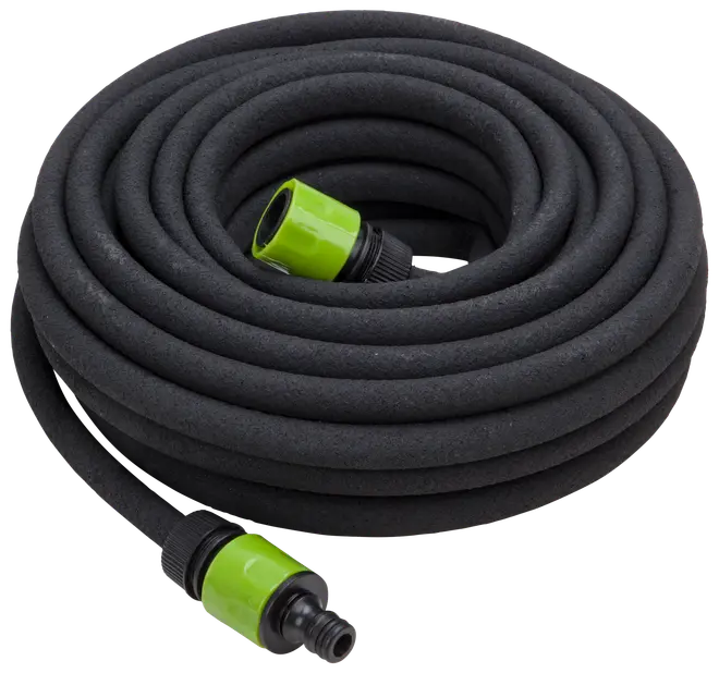 Sort siveslange rullet sammen med grønne og sorte plastikforbindelser i begge ender, ideel til jævnt vanding af havebede.