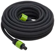 Svart droppslang i spiral med gröna och svarta plastkopplingar i båda ändar, perfekt för jämn bevattning av trädgården.