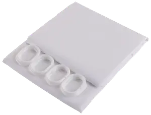 Vitt duschdraperiset med vikt tygdraperi och fyra ovala plastringar för upphängning. Enkelt, minimalistiskt design som passar de flesta badrum. Lätt att montera och underhålla.