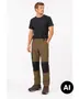 Herre sort kortærmet T-shirt med brune og sorte arbejdsbukser, med forstærkede knæ og sidelomme, stylet med brune vandrestøvler. - Billedet er skabt med AI