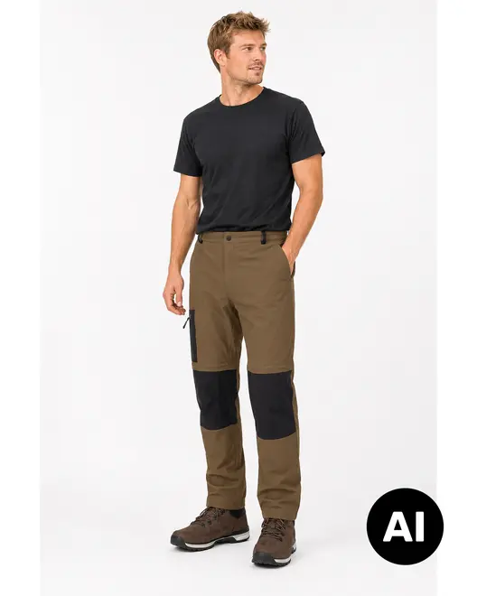 Herre sort kortærmet T-shirt med brune og sorte arbejdsbukser, med forstærkede knæ og sidelomme, stylet med brune vandrestøvler. - Billedet er skabt med AI