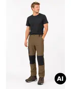 Herre sort kortærmet T-shirt med brune og sorte arbejdsbukser, med forstærkede knæ og sidelomme, stylet med brune vandrestøvler. - Billedet er skabt med AI